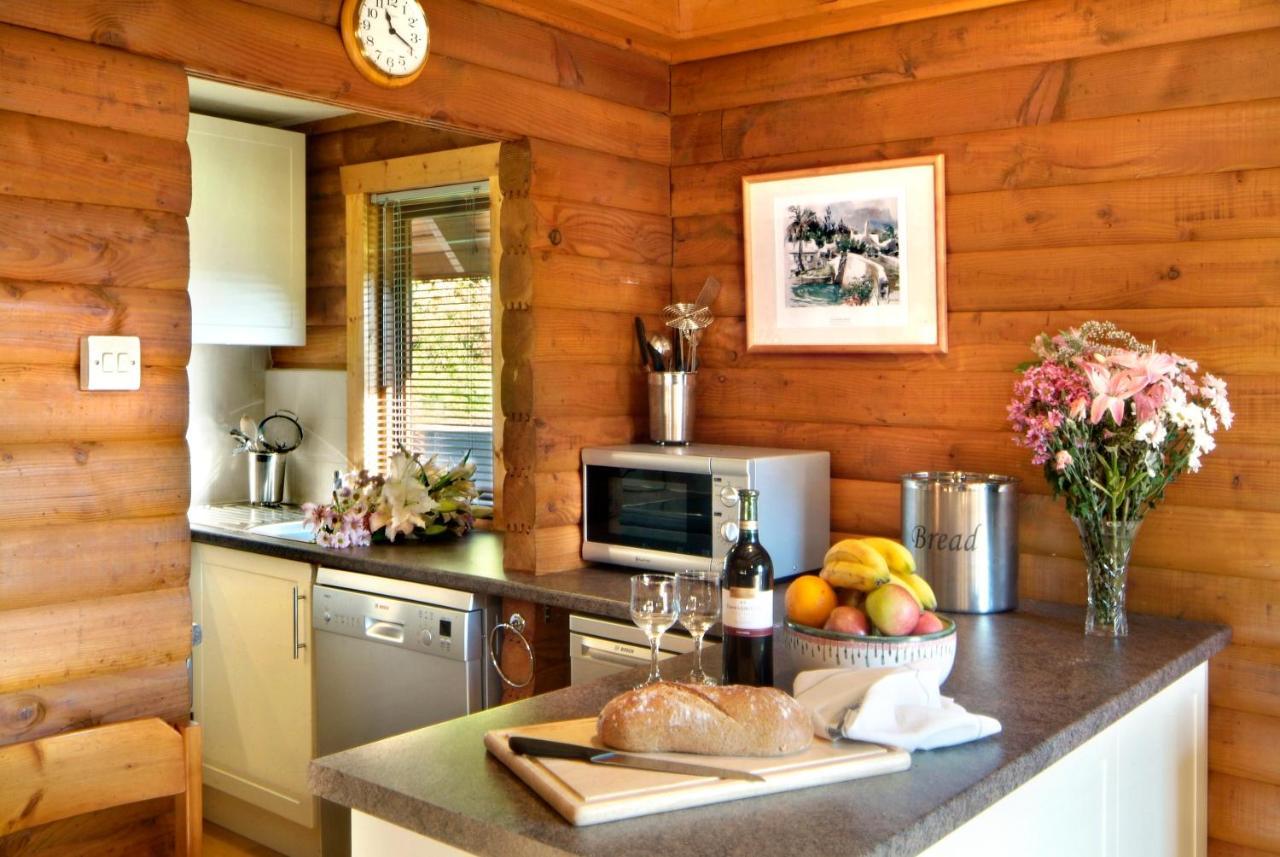 Thistle Lodges At Sandyhills Bay ดัลบีตตี ภายนอก รูปภาพ